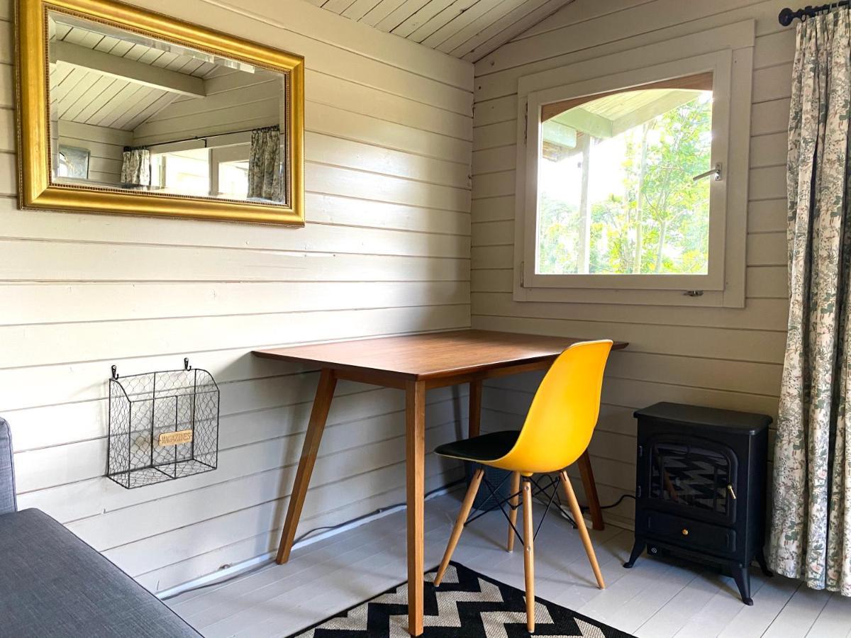 Holly Tree Cottage - 3 Bedrooms And Large Garden With Optional Glamping Double Outside Lymington Exterior foto